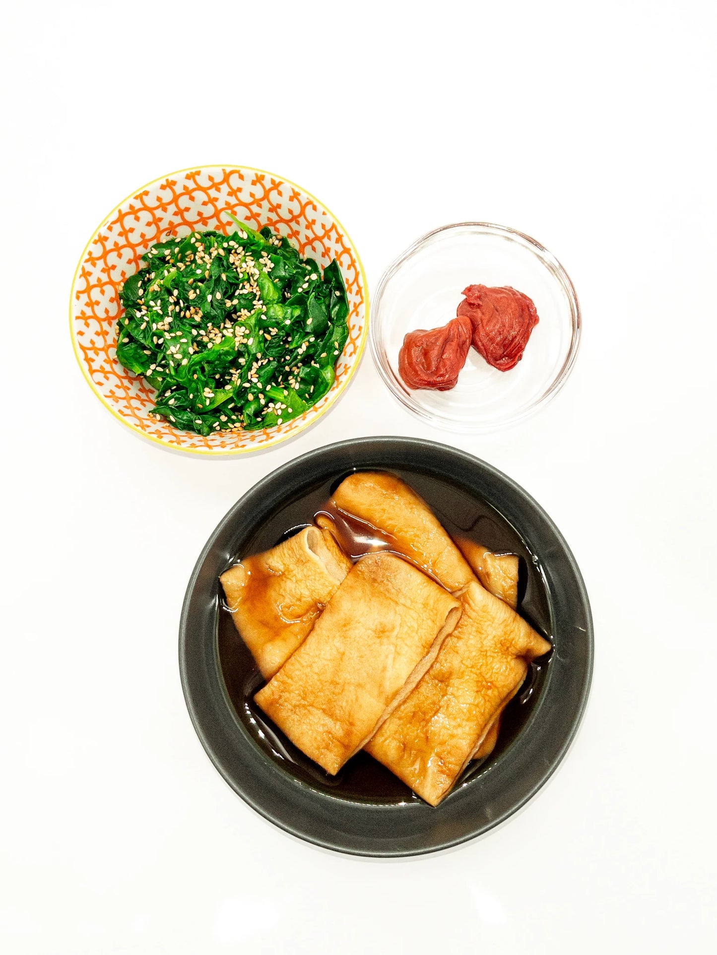 Plats japonais traditionnels faits maison, avec ita-fu no nimono, umeboshi et épinards au sésame.