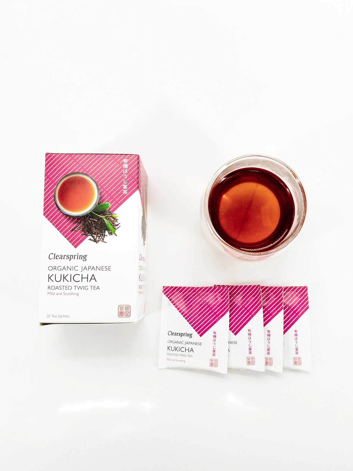 Verre de thé Kukicha bio Clearspring infusé, sachets de thé et boîte, vue du haut