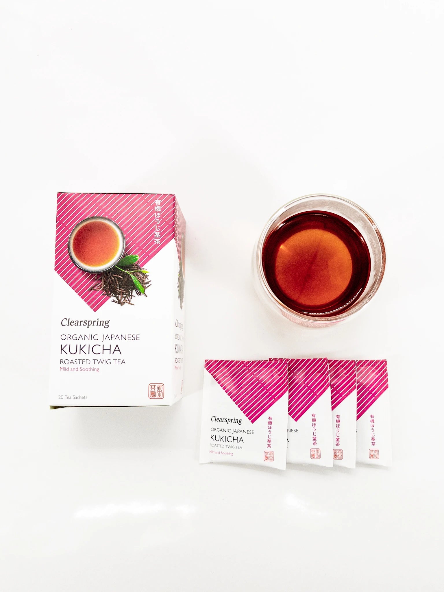 Verre de thé Kukicha bio Clearspring infusé, sachets de thé et boîte, vue du haut