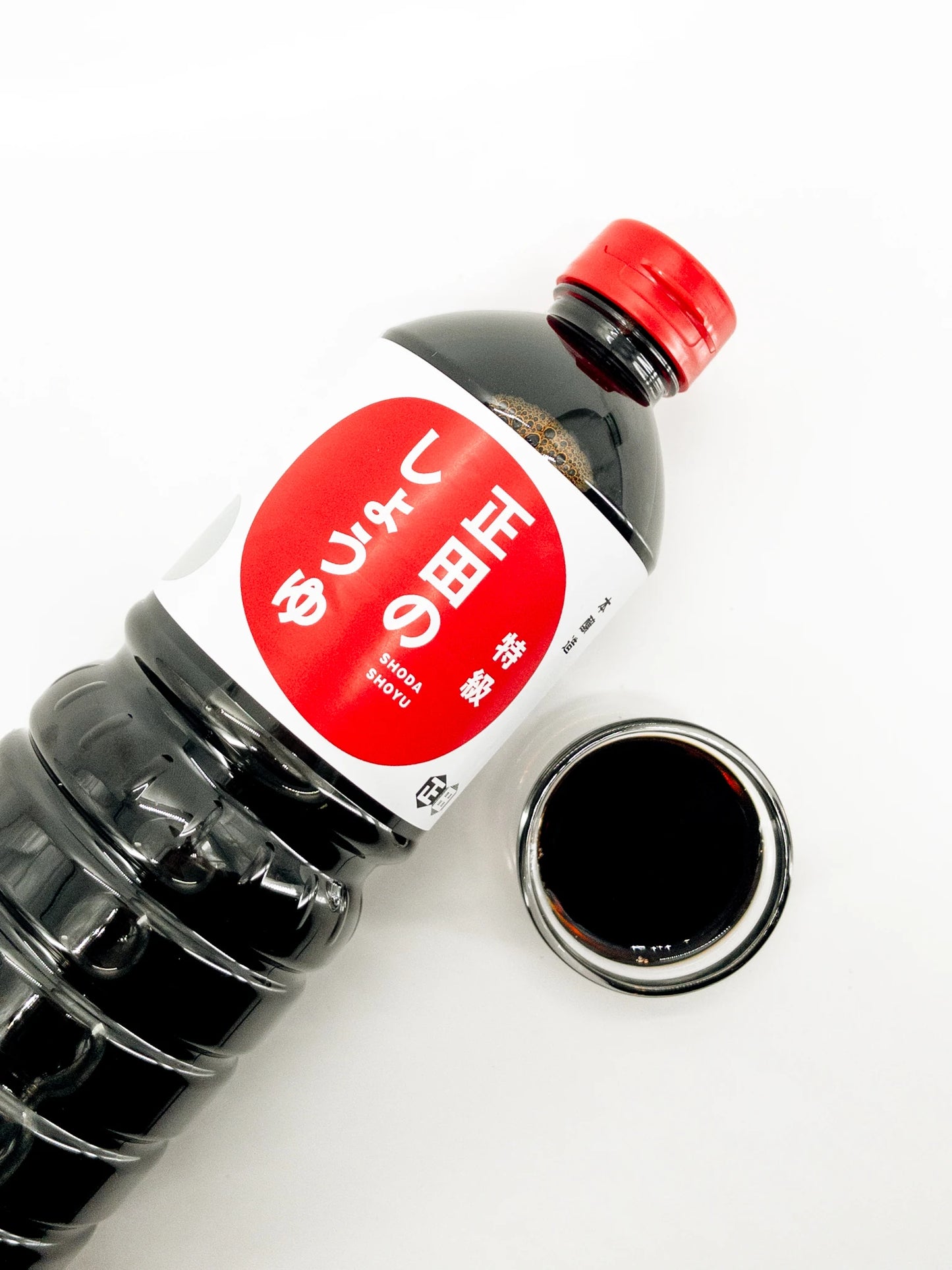 Bouteille de sauce soja - Shoyu Shoda et coupelle contenant du Shoyu Shoda | Eat in Japan épicerie en lige