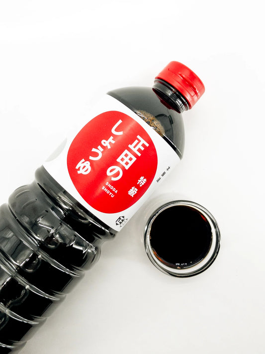 Bouteille de sauce soja - Shoyu Shoda et coupelle contenant du Shoyu Shoda | Eat in Japan épicerie en lige