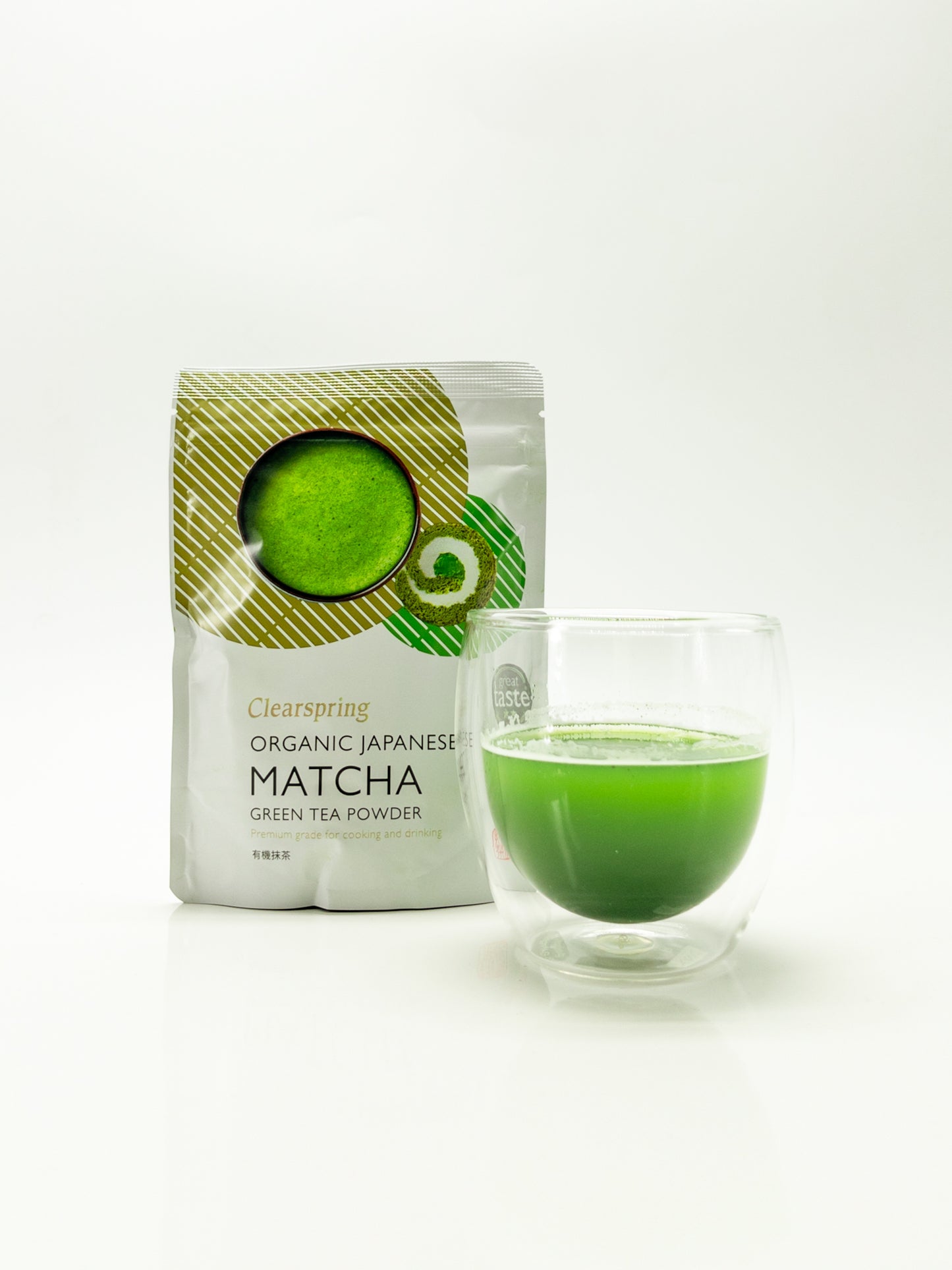 Thé matcha premium en poudre bio Clearspring sachet de 40g et verre de matché infusé à côté